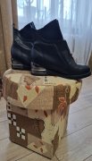 Продам женские ботинки